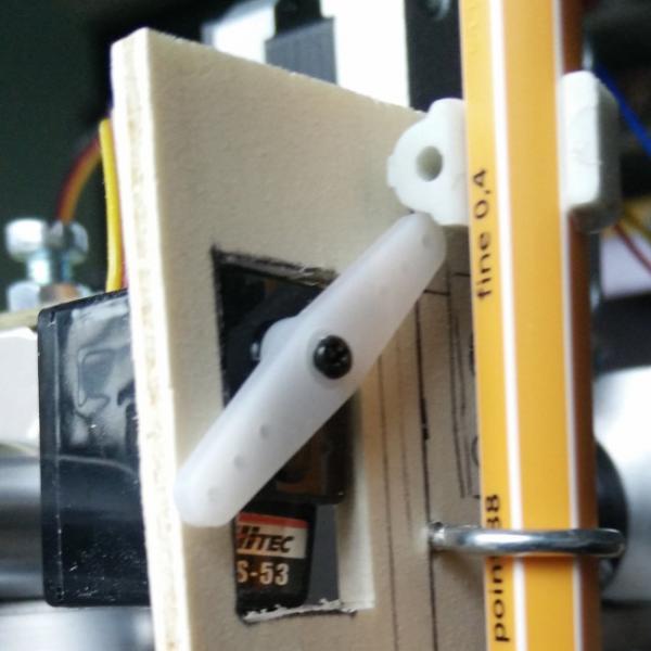 图中的特写镜头就是伺服器臂提起笔的图像 图中的特写镜头就是伺服器臂提起笔的图像